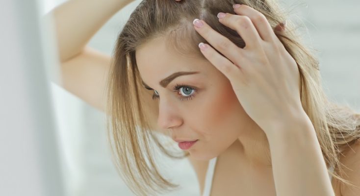 Poudre densifiante: un produit pour les cheveux clairsemés.