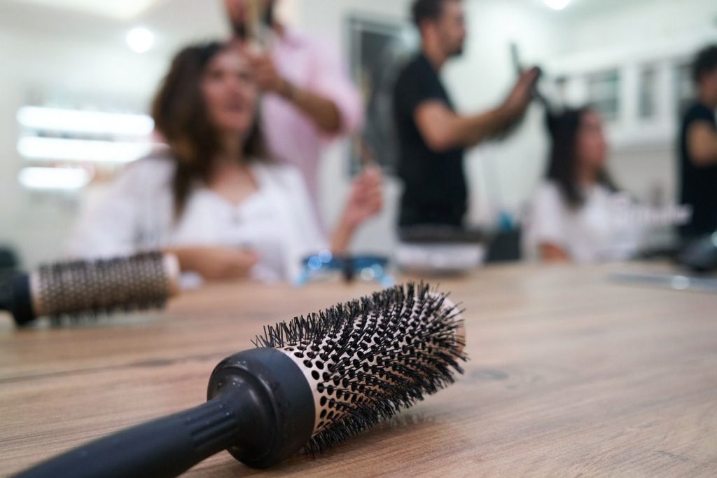 Brossage des cheveux et coiffeur