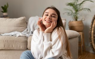 Jeune fille peau sans acné